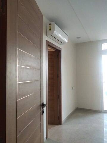 Room in 3 BHK Apartment at Enpar Lotus 101 Worli Residences, Lower Parel – for Rent
