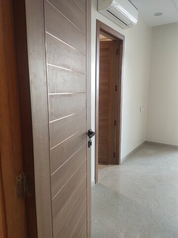 Room in 3 BHK Apartment at Enpar Lotus 101 Worli Residences, Lower Parel – for Rent