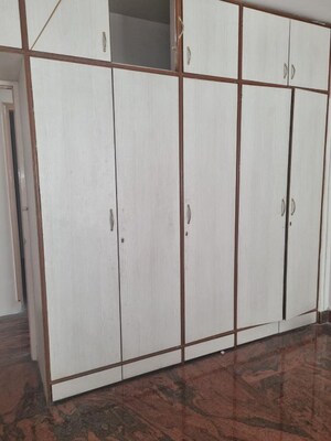 Furnished Amenities in 3 BHK Apartment at Garden Apartments, Vittal Mallya Road – for Rent