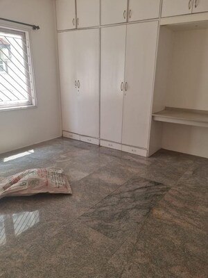 Room in 3 BHK Apartment at Garden Apartments, Vittal Mallya Road – for Rent