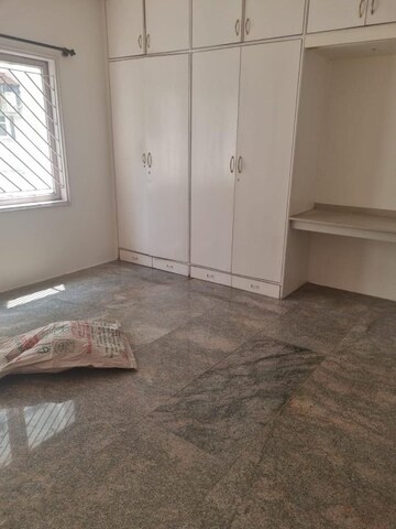 Room in 3 BHK Apartment at Garden Apartments, Vittal Mallya Road – for Rent