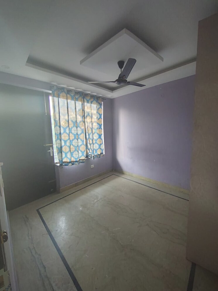 Room, green fields colony 4 Bedroom 300 Sq.Yd. Builder Floor In Green Fields Colony Faridabad 9283528