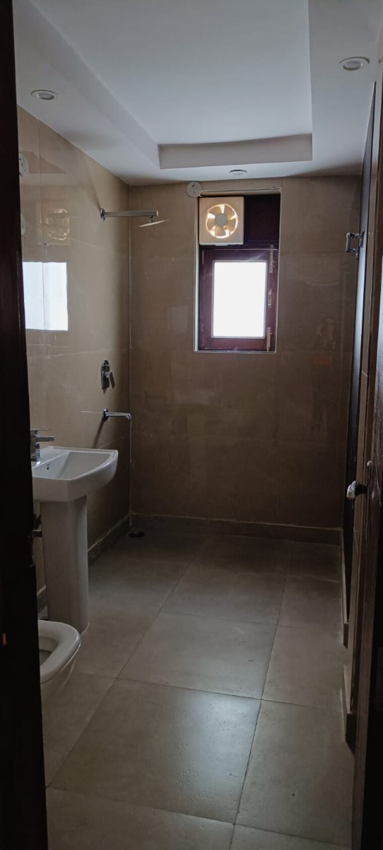 Bathroom, green fields colony 4 Bedroom 350 Sq.Yd. Builder Floor In Green Fields Colony Faridabad 9283545