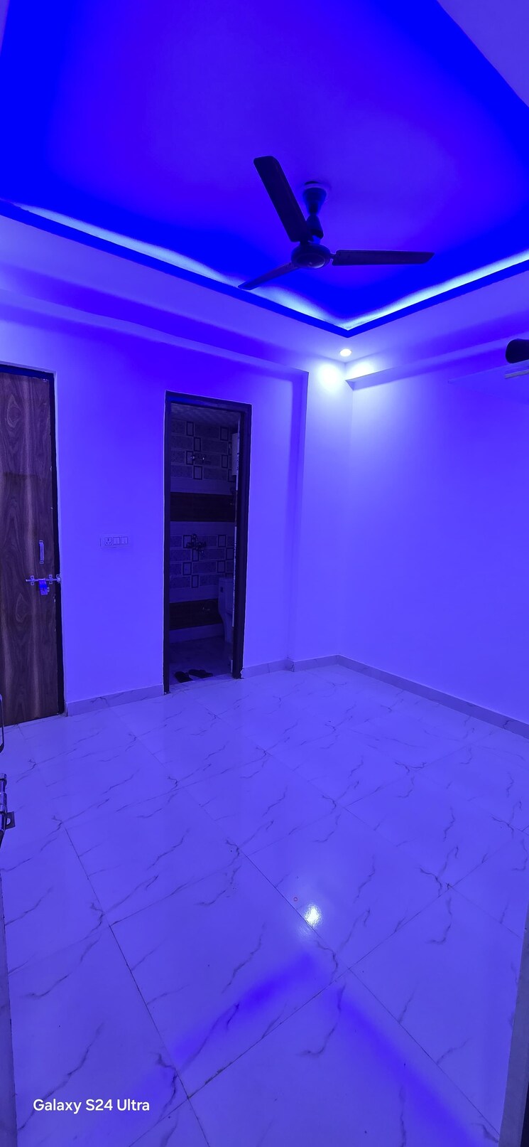 Room, sector 73 2.5 Bedroom 1100 Sq.Ft. Builder Floor In Sector 73 Noida 9283559