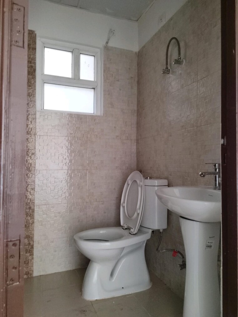 Bathroom, aditya-urban-homes 1 Bedroom 585 Sq.Ft. Apartment In Shahpur Bamheta Ghaziabad 9283651