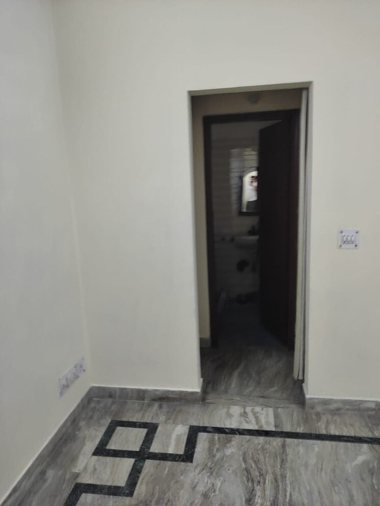 Room, sector 27 2 Bedroom 1300 Sq.Ft. Villa In Sector 27 Noida 9283692