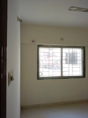 Room in 2 BHK Apartment at Oxygen Valley Anex, Manjri Budruk – for Rent