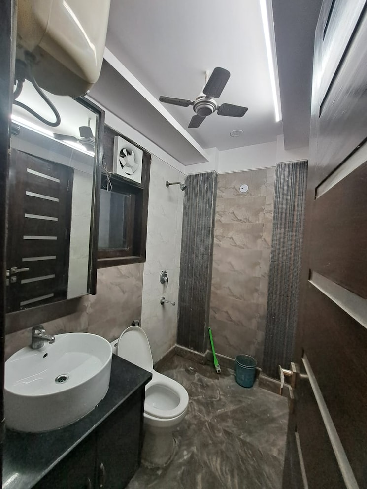 Bathroom, chittaranjan park 3 Bedroom 1350 Sq.Ft. Builder Floor In Chittaranjan Park Delhi 9283936