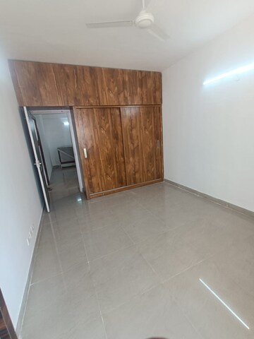 Room in 2 BHK Apartment at Suncity Avenue 76, Sector 76 – for Rent