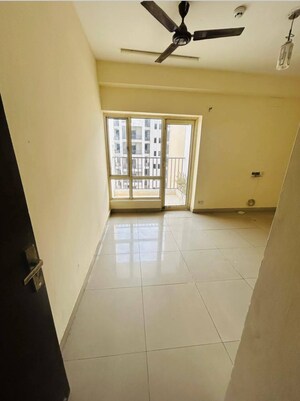 Room in 2 BHK Apartment at Panchsheel Greens II, Sector 16 Greater Noida – for Rent