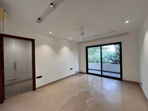 Room in 4 BHK Builder Floor at Sushant Lok I – for Rent