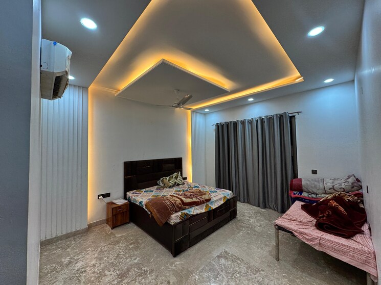 Bedroom, sushant-vyapaar-kendra 4 Bedroom 418 Sq.Yd. Builder Floor In Dlf Phase iv Gurgaon 9283976