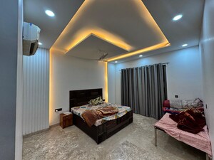 Bedroom in 4 BHK Builder Floor at Sushant Vyapaar Kendra, Dlf Phase iv – for Rent