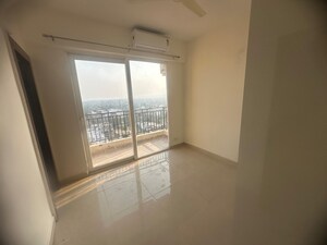 Room in 2 BHK Apartment at Signature Global Prime, Sector 63a – for Rent