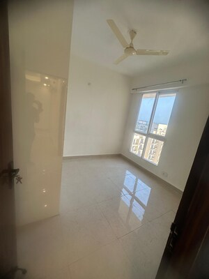 Room in 2 BHK Apartment at Signature Global Prime, Sector 63a – for Rent