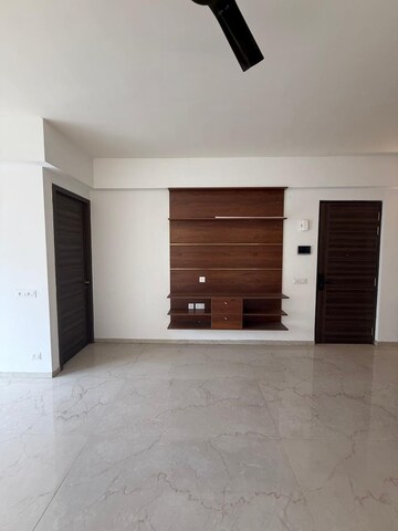 Room in 2 BHK Apartment at Signature Global Prime, Sector 63a – for Rent