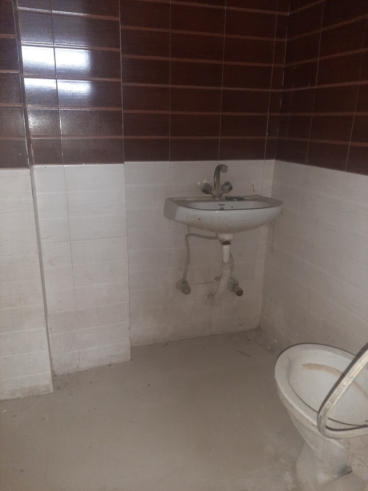 Bathroom, maidan garhi 2 Bedroom 90 Sq.Yd. Builder Floor In Maidan Garhi Delhi 9284006