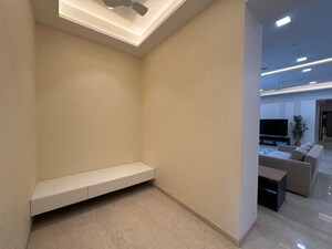 Room in 5 BHK Apartment at Lower Parel – for Rent