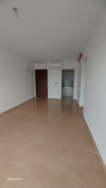 Room in 2 BHK Apartment at Sheth Avalon, Laxmi Nagar – for Rent