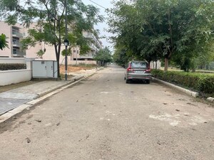 Parking in 3 BHK Builder Floor at DLF Hyde Park, South Mullanpur – for Sale