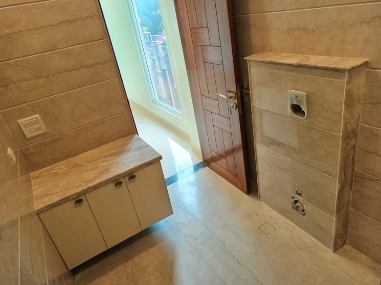 Bathroom, new friends colony 5 Bedroom 500 Sq.Yd. Independent House In New Friends Colony Delhi 9284369