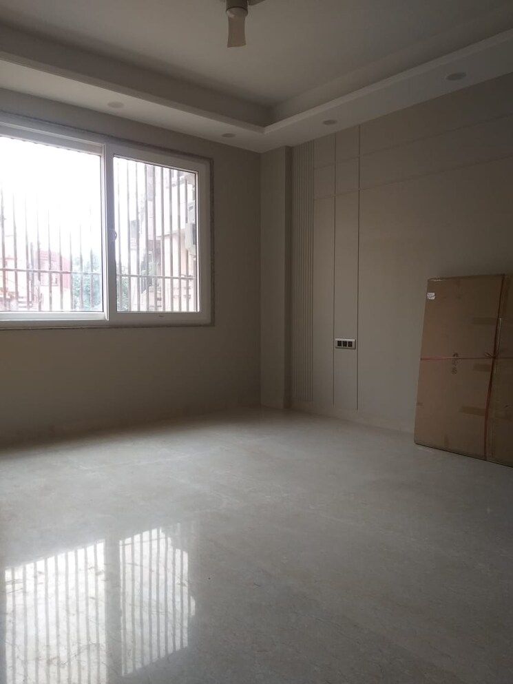 Room, new friends colony 4 Bedroom 500 Sq.Yd. Builder Floor In New Friends Colony Delhi 9284421