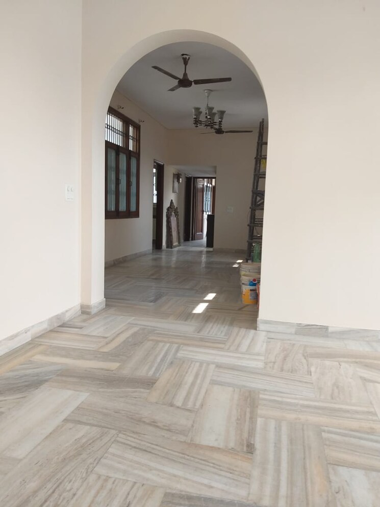 Room, new friends colony 4 Bedroom 500 Sq.Yd. Builder Floor In New Friends Colony Delhi 9284421