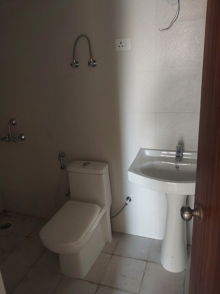 Bathroom, devika-skypers 2 Bedroom 792 Sq.Ft. Apartment In Raj Nagar Extension Ghaziabad 9284416