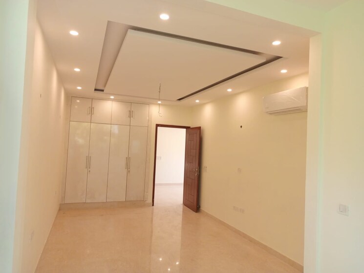 Room, new friends colony 4 Bedroom 500 Sq.Yd. Builder Floor In New Friends Colony Delhi 9284465