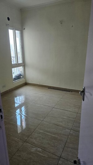 Room in 3 BHK Apartment at Gaur City 7th Avenue, Sector 4 Greater Noida – for Rent