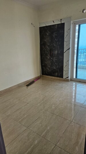 Room in 3 BHK Apartment at Gaur City 7th Avenue, Sector 4 Greater Noida – for Rent
