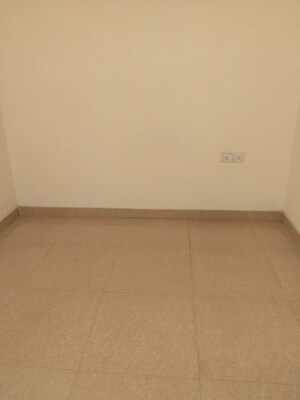 Room in 2 BHK Apartment at Arun Vihar Sector 37, Sector 37 – for Rent