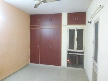 Room in 3 BHK Independent House at RWA Apartments, Sector 31 – for Rent