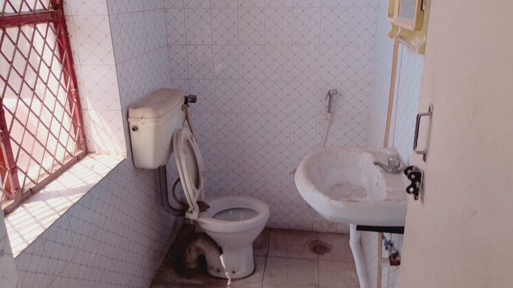 Washroom, sector 62 Commercial Office Space in IT/SEZ 12500 Sq.Ft. In Sector 62 Noida 9285021