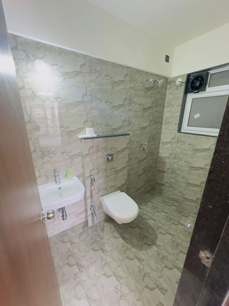 Bathroom, vtp-beaumonde 3 Bedroom 1093 Sq.Ft. Apartment In Kharadi Pune 9285025