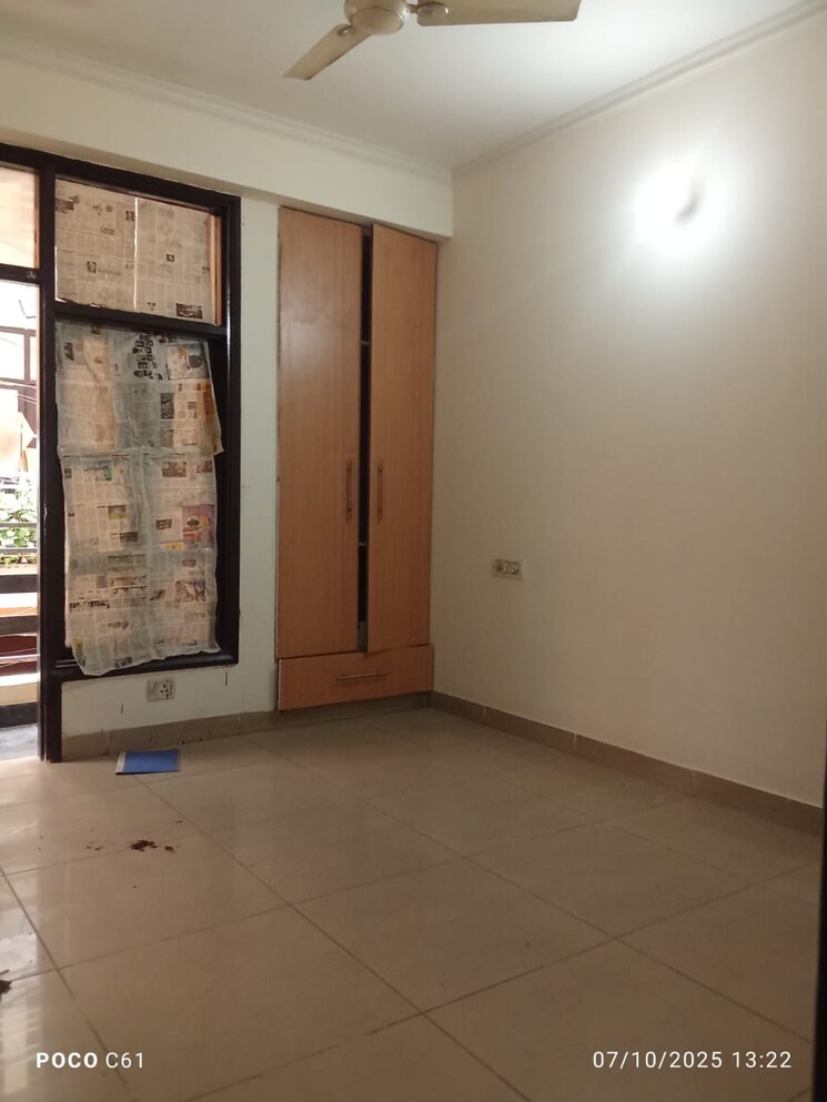 Room, maidan garhi 3 Bedroom 100 Sq.Yd. Builder Floor In Maidan Garhi Delhi 9285159