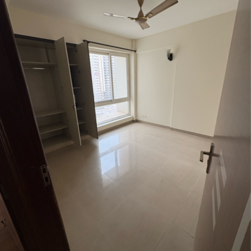 Room in 3 BHK Apartment at Ramprastha City The Edge Towers, Sector 37d – for Rent