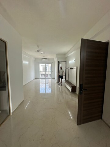 Room in 3 BHK Apartment at Smart World Orchard, Sector 61 – for Rent