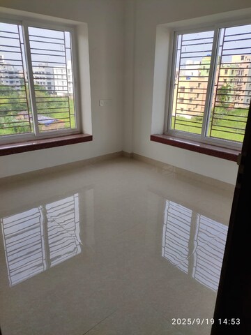 Room in 2 BHK Apartment at Kristi Villa, Chinar Park – for Sale