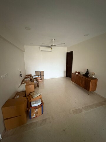 Room in 3 BHK Apartment at Supreme Badrinath, Khar West – for Rent