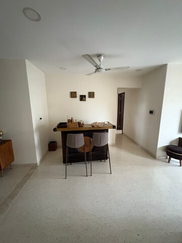 Room in 3 BHK Apartment at Supreme Badrinath, Khar West – for Rent