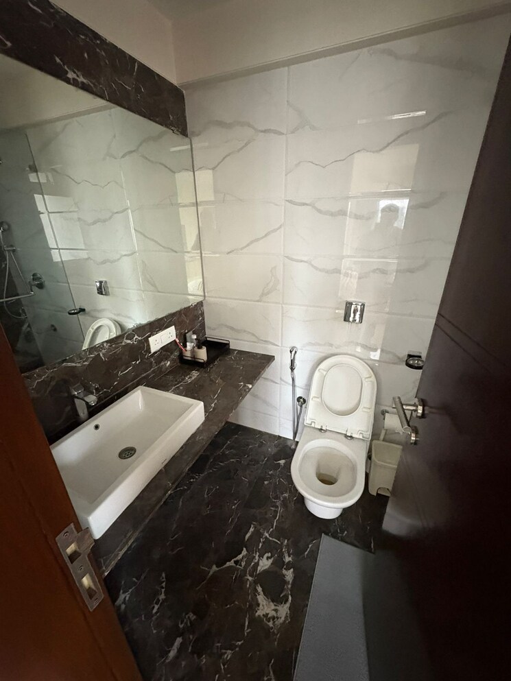 Attached Bathroom, supreme-badrinath 3 Bedroom 1100 Sq.Ft. Apartment In Khar West Mumbai 9285286