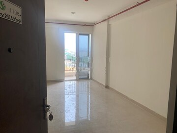 Room in 2 BHK Apartment at Suncity Avenue 76, Sector 76 – for Rent