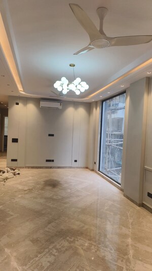 Room in 3 BHK Builder Floor at Safdarjung Enclave – for Sale