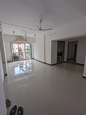 Room in 3 BHK Apartment at Khar West – for Rent