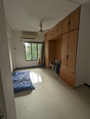 Room in 3 BHK Apartment at Khar West – for Rent