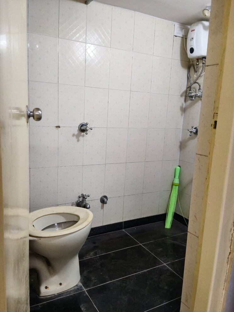 Bathroom, khar west 3 Bedroom 1100 Sq.Ft. Apartment In Khar West Mumbai 9285419