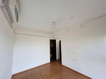 Room in 2 BHK Apartment at Amanora Gold Towers, Hadapsar – for Rent