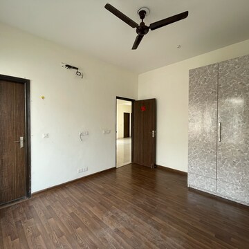 Room in 3 BHK Builder Floor at BPTP Amstoria, Sector 102 – for Rent