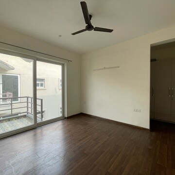 Room in 3 BHK Builder Floor at BPTP Amstoria, Sector 102 – for Rent